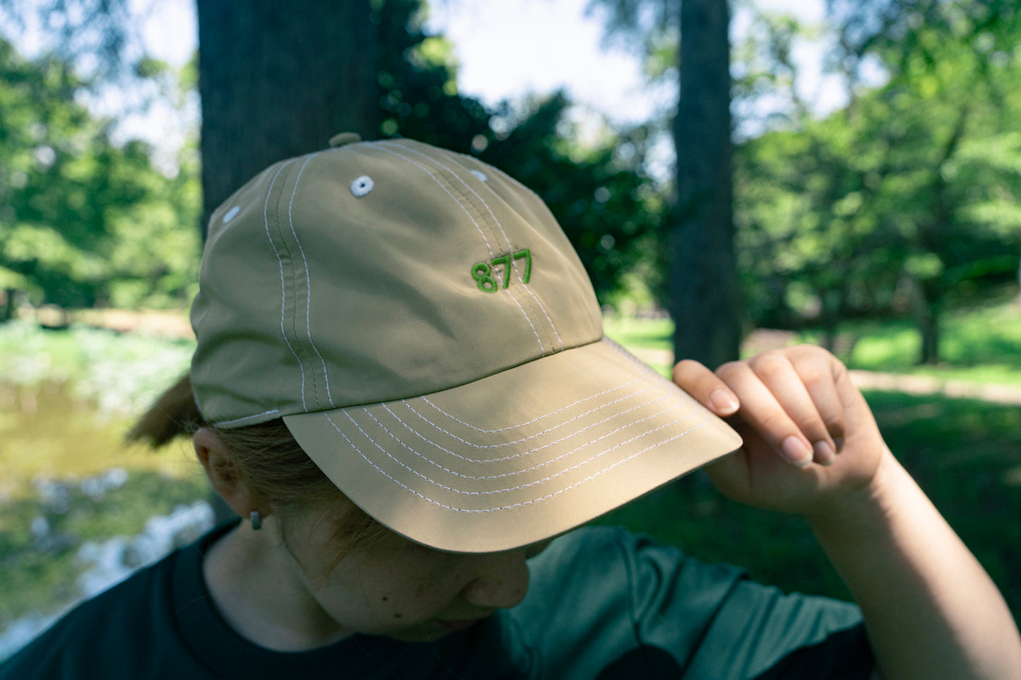 877 ポリエステル Cap / ベージュ×グリーン 着用