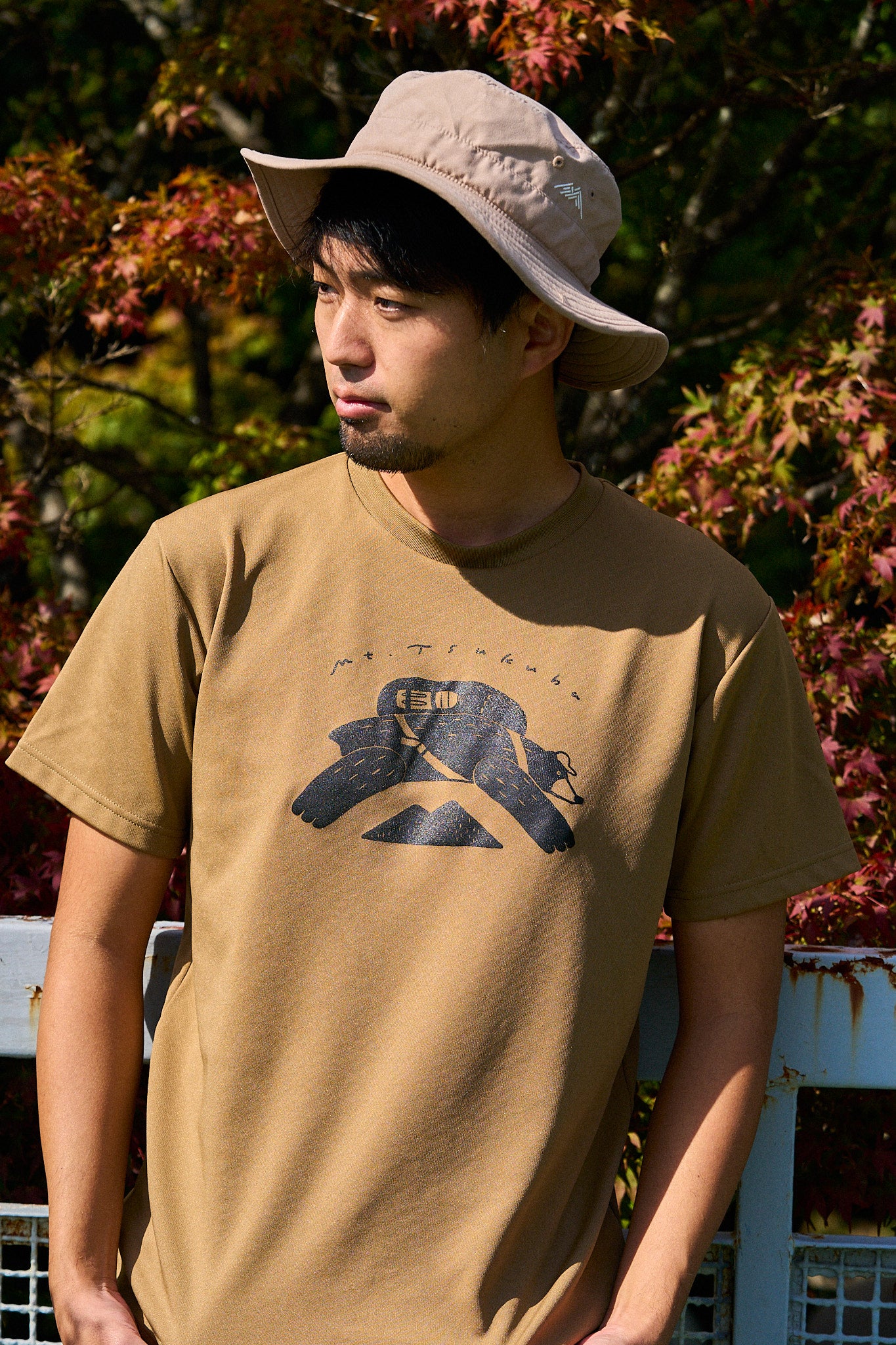 ハイキングマ T-shirt / コヨーテ